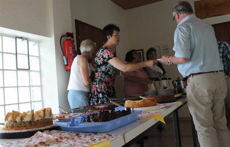 Kaffe- und Kuchenverkauf im DGH.jpg